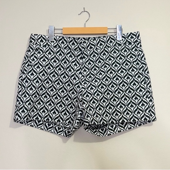 Banana Republic Mid Rise Hampton Black White Geo Shorts 4.5" Inseam - Picture 2 of 12